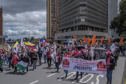 Varias personas marchan por la carrera Séptima y hacia la Plaza de Bolívar, en Bogotá.