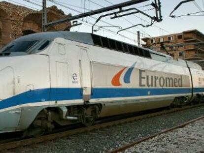 Tren de Euromed a su paso por Tarragona.