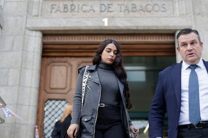 La acusada Catherine (Katy) Silva, que se encuentra en libertad con medidas cautelares, sale de la Audiencia de A Coruña acompañada por su abogado, Luciano Prado.