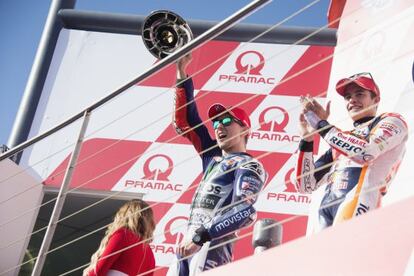 Lorenzo, en el podio del GP de Australia, aplaudido por Márquez.