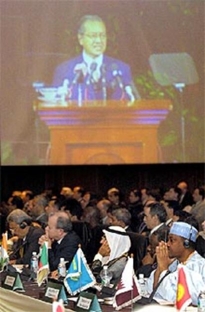 Los asistentes a la cumbre de la Conferencia Islámica escuchan al primer ministro de Malaisia.