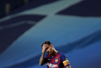 Lionel Messi, abatido, tras la histórica derrota barcelonista en los cuartos de final de la Liga de Campeones en Lisboa frente al Bayern de Munich, en agosto de 2020.