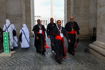 El cardenal Pierbattista Pizzaballa, primero por la derecha, tras una reunión preparatoria del cónclave vaticano, este lunes en Roma.