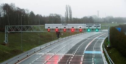 Carreteras de acceso al Eurotúnel, en Folkestone (Reino Unido), el domingo.ç