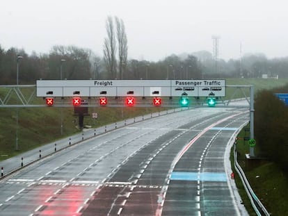 Carreteras de acceso al Eurotúnel, en Folkestone (Reino Unido), el domingo.ç