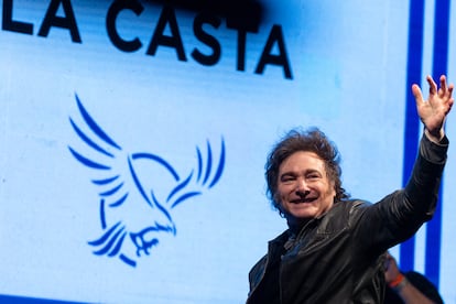 Javier Milei saluda a simpatizantes durante un evento del partido La Libertad Avanza, en septiembre de 2024.