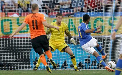 Brazil's Robinho fulmina al portero holandés Maarten Stekelenburg y adelanta a Brasil en el marcador.