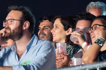 Isabel Díaz Ayuso junto a su pareja, Alberto González, durante un concierto en Madrid el pasado verano.