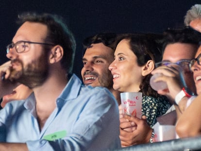 Isabel Díaz Ayuso junto a su pareja, Alberto González, durante un concierto en Madrid el pasado verano.