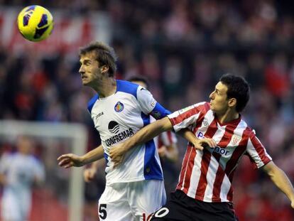 Rafa cabecea el balón ante Aduriz