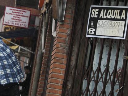 Vivienda con un cartel de &quot;se alquila&quot; en una calle de Madrid.