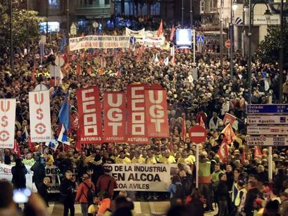 Multitudinaria manifestación contra el cierre de Alcoa en Avilés, el jueves pasado.