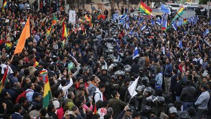 Um cordão policial separa militantes do governo e da oposição, nesta segunda-feira em La Paz.