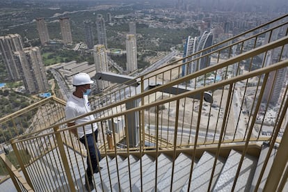 El rascacielos Intempo se eleva 198 metros sobre el suelo en Benidorm, lo que lo convierte en la construcción más alta de la ciudad alicantina.