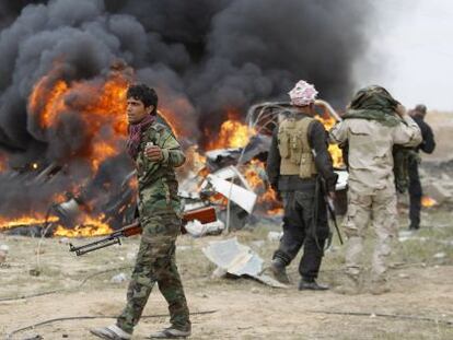 Milicianos chi&iacute;es inspeccionan la zona tras la explosi&oacute;n de un coche bomba conducido por un miembro del Estado Isl&aacute;mico, en marzo en Tikrit.