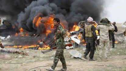 Milicianos chiíes inspeccionan la zona tras la explosión de un coche bomba conducido por un miembro del Estado Islámico, en marzo en Tikrit.
