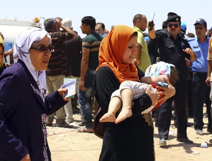 Envalentonados por el éxito militar y mediático de la toma de Mosul, los yihadistas siguieron avanzando y se hicieron con el control de Tikrit, la capital de la provincia de Saladino. “Con el permiso de Dios, no cesaremos en esta serie de benditas conquistas hasta que Él cumpla sus promesas o nosotros muramos”, aseguraba un comunicado del ISIS publicado en un foro yihadista. En la imagen, del 11 de junio de 2014, una mujer lleva en brazos a su hijo durante su huida de la violencia yihadista.
