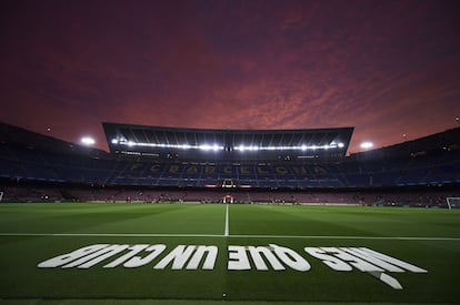 Vista general del Camp Nou antes de que comience el encuentro.