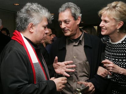 El director de cine Pedro Almodóvar con Paul Auster y su esposa Siri Hustvedt en el Lincoln Center de Nueva York, el 7 de octubre de 2004. 