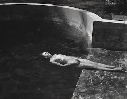 Fotografía de Edward Weston Desnudo flotando / Floating Nude, 1939, expuesta en 'Él, ella, ello. Diálogos entre Edward Weston y Harry Callahan'.