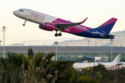 Un avión de la empresa Húngara Wizz Air despegando del aeropuerto Josep Tarradellas de Barcelona