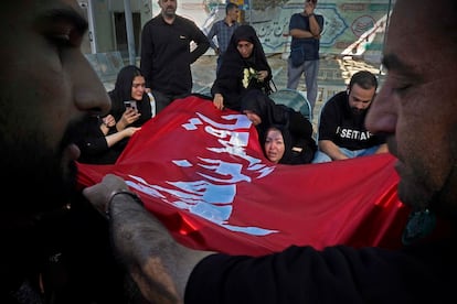 Entierro de una de las 71 víctimas del bombardeo de la prisión de Evin. En las primeras horas del ataque de EE UU, las defensas antiaéreas iraníes no funcionaron, lo que elevó mucho las bajas.