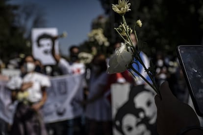 La mayoría de los manifestantes ante la Embajada cubana en Ciudad de México llevaba la tradicional rosa blanca como símbolo de la protesta civil de Cuba.