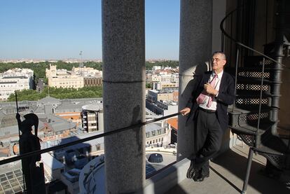 El presidente del Círculo de Bellas Artes, Juan Miguel Hernández León, en la azotea del edificio hace un año.