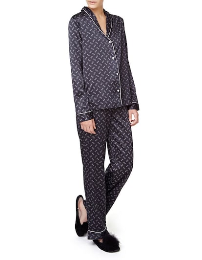 Pijama con aire masculino estampado de Oysho (19,99 parte de arriba / 19,99 parte de abajo).