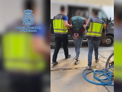 Dos agentes conducen al terapeuta detenido por el supuesto asesinato de un paciente suyo toxicómano.