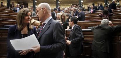 Báñez, ministra de Empleo, charla en el Congreso con Duran, portavoz de CiU, el pasado 8 de marzo.