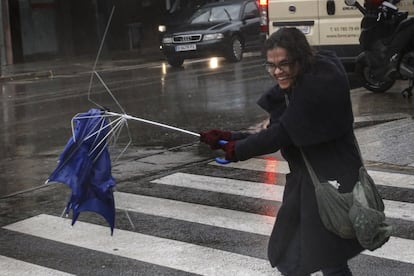 L'esquelet d'un paraigües. Potser el millor és prendre-s'ho amb humor.