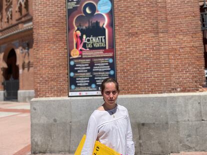 Carla Otero, junto a la Puerta Grande de la plaza madrileña.