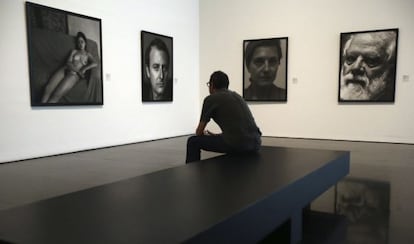 Un visitante observa unas fotograf&iacute;as de Graigie Horsfield en la muestra &#039;Art, dos punts&#039;, formada a partir de las colecciones del MACBA y la Fundaci&oacute;n La Caixa y que pueden verse en la sede del museo y en CaixaF&ograve;rum en Barcelona. 