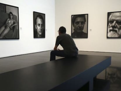 Un visitante observa unas fotograf&iacute;as de Graigie Horsfield en la muestra &#039;Art, dos punts&#039;, formada a partir de las colecciones del MACBA y la Fundaci&oacute;n La Caixa y que pueden verse en la sede del museo y en CaixaF&ograve;rum en Barcelona. 