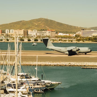 Un avion A400M de la Royal Air Force británica aterriza en el aeropuerto de Gibraltar, procedente de la base inglesa de Brize Norton, con una de las últimas remesas de vacunas contra la covid. Este aeródromo militar es de los más peligrosos del mundo.