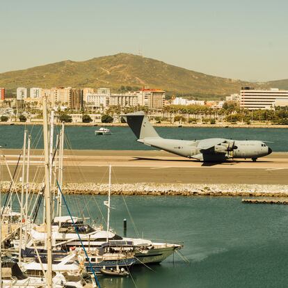 Un avion A400M de la Royal Air Force británica aterriza en el aeropuerto de Gibraltar, procedente de la base inglesa de Brize Norton, con una de las últimas remesas de vacunas contra la covid. Este aeródromo militar es de los más peligrosos del mundo.