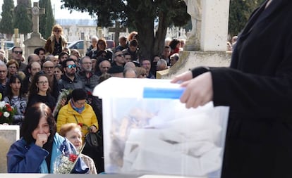 Acto de inhumación de víctimas del franquismo halladas en el cementerio de El Carmen de Valladolid, en febrero de 2020.