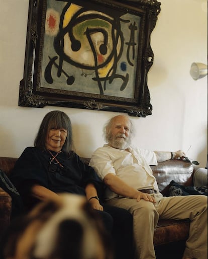 El artista y su esposa, Masako Ishikawa, con su perro Boom posando bajo el miró que el pintor les regaló por su boda.