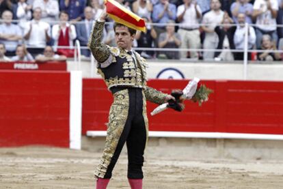 El Juli saluda con sus dos trofeos cortados durante el penúltimo festejo taurino celebrado en la Monumental de Barcelona.