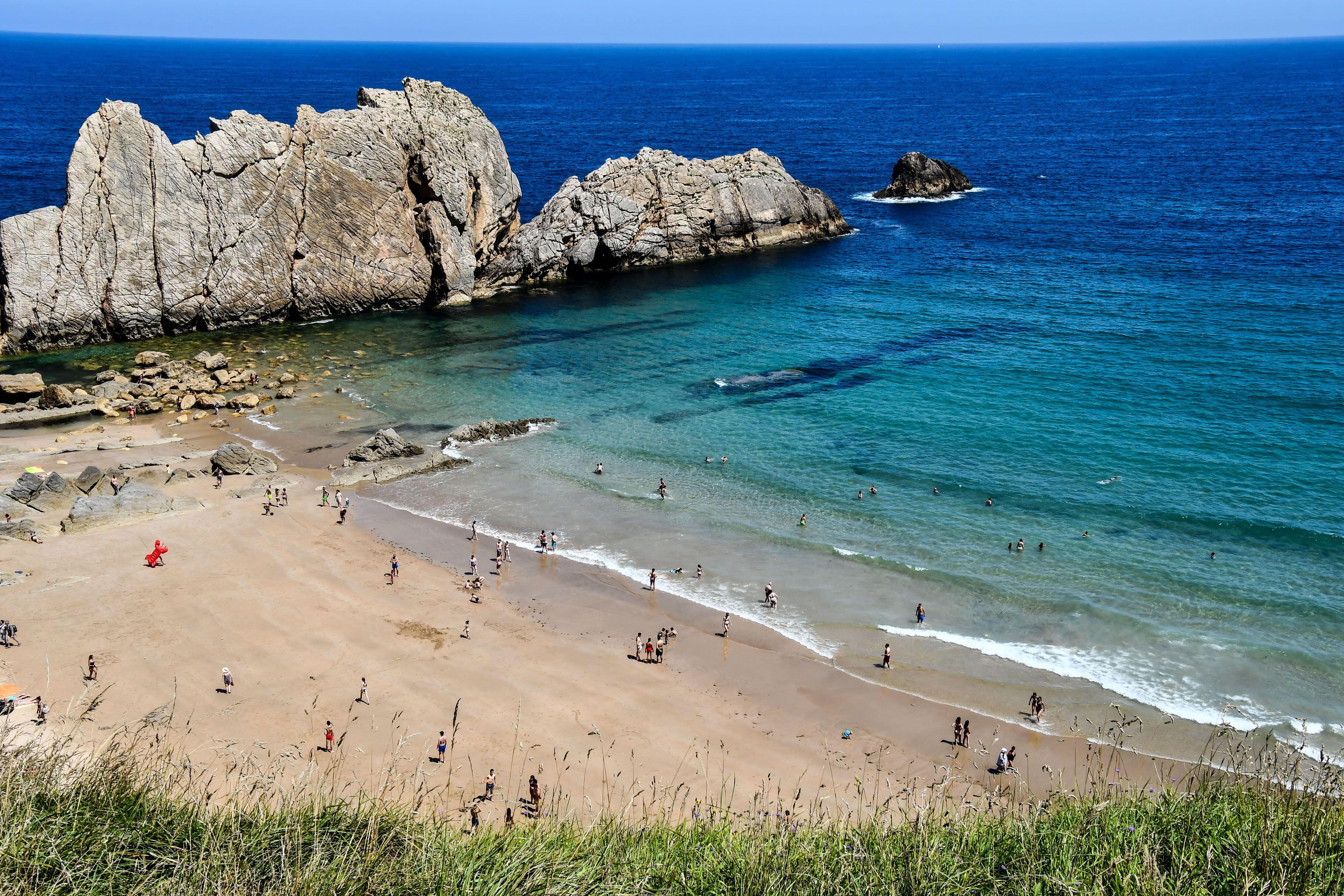 Día veraniego en la playa de La Arnía, en Liencres (Piélagos), de estéticos cuchillones.