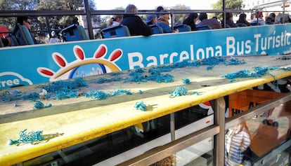 Auriculares desechados por los pasajeros del Barcelona Bus Turístico.