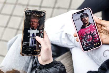 Jovenes informándose en móviles por TikTok e Instagram