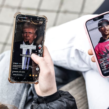 Jovenes informándose en móviles por TikTok e Instagram