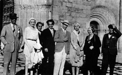 Morla Lynch (con sombrero blanco) y García Lorca (a su derecha) en la finca Miralcampo en Madrid. La imagen pertenece al libro del embajador 'En España con Federico García Lorca'.