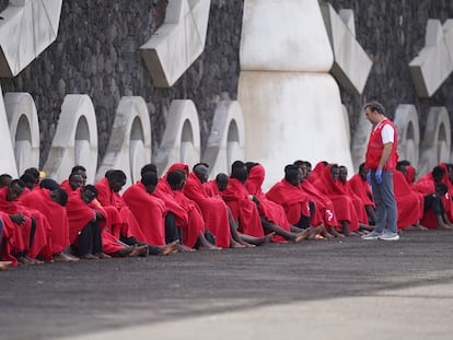 Los más de 170 migrantes que llegaron el pasado martes al puerto de La Restinga de la isla de El Hierro, tapados con mantas proporcionadas por Cruz Roja.