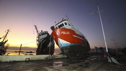 Dos barcos tras ser arrastrados por el tsunami en la ciudad chilena de Coquimbo.