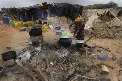 Grandes campamentos sin servicios y en precarias condiciones se levantan junto a las minas, habitados por familias que dejan sus tierras de cultivo por falta de recursos para cosecharlas o por los grandes periodos de sequía. En Zemse, al norte de Ouagadougou, se levanta uno de estos enclaves. En la imagen, una mujer cocina para su familia el repetitivo mijo que consiguen a cambio de arriesgar sus vidas a diario.