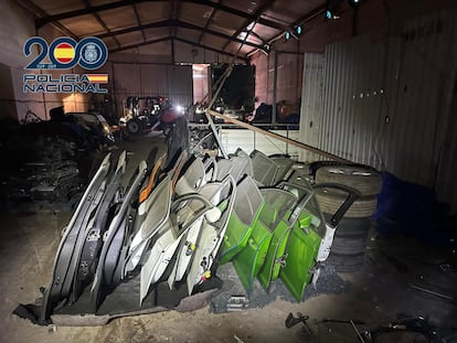 Partes de los vehículos sustraídos localizadas en una nave de Guadalajara para su posterior venta en Marruecos, en una imagen facilitada por la Policía Nacional.