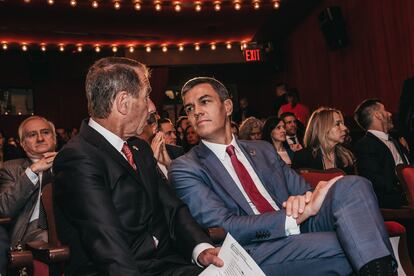 Líderes políticos, económicos y educativos de ambos lados del Atlántico se han reunido este miércoles por la mañana en el hotel Roxy de Nueva York en el foro 'Latinoamérica, Estados Unidos y España en la economía global'. En la imagen, Alan D. Solomont, presidente de la Cámara de comercio España-Estados Unidos, y Pedro Sánchez, presidente en funciones del Gobierno de España, conversan durante el foro. 